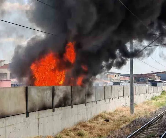 Sincan'da atık yangını sazpınarı tren istasyonunu kısa süreliğine tehdit etti