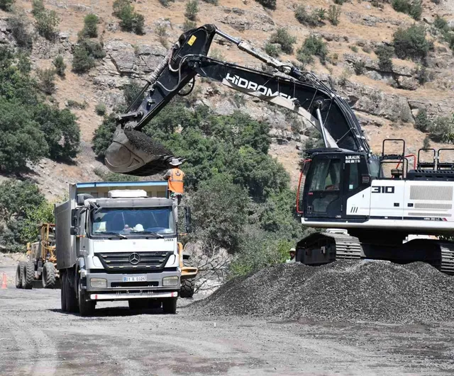 Şırnak'ta ilçeyi kanyon ve dere içinden bağlayan 11 metrelik yol yarıya ulaştı