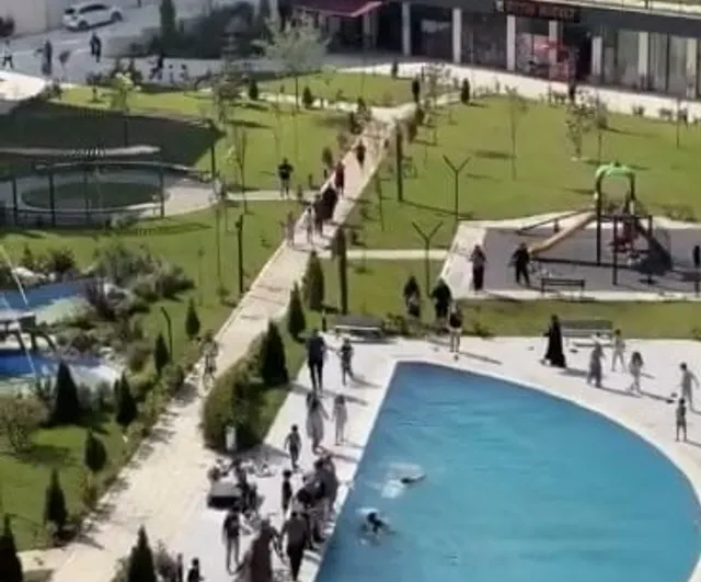 Site havuzunda bulunan küçük Kadir son anları görüntülere yansıdı