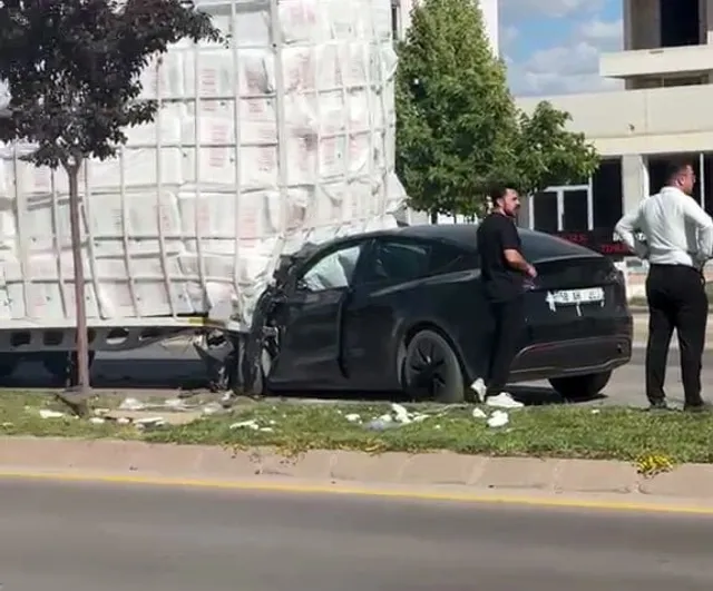 Sivas'ta dorseye çarpan Tesla hurdaya döndü: 1 yaralı