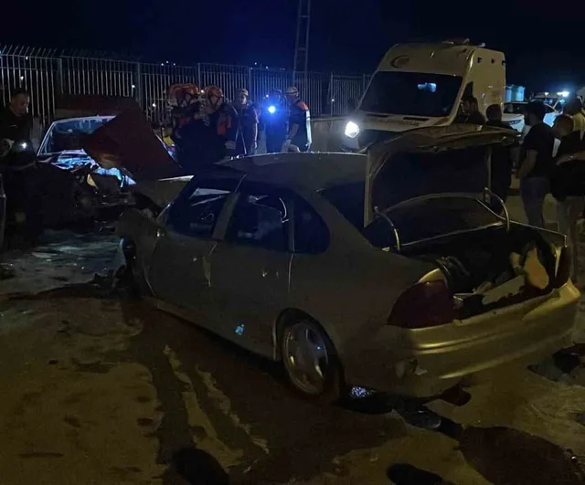 Sivas'ta iki otomobilin kafa kafaya çarpıştığı kazada 6 yaralı