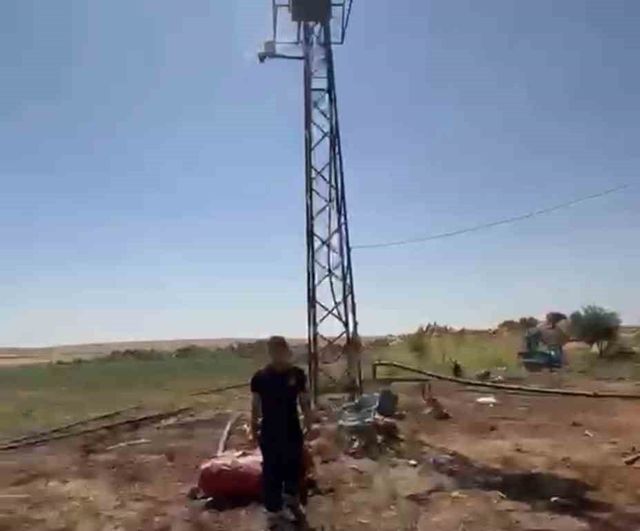 Siverek’te kaçak trafo sökümünü engellemek için elektrik direğine çıktı