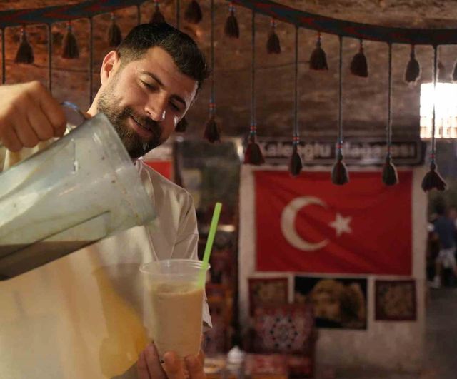Soğuk menengiç kahvesi Kaleoğlu Mağarası'nda serinlik sunuyor