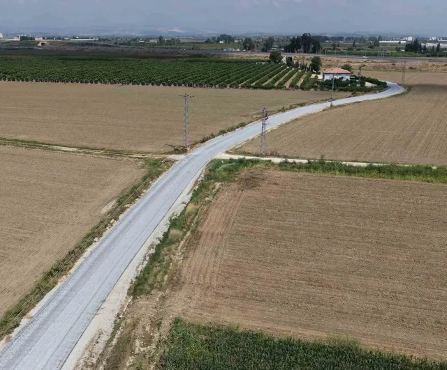 Tarsus'ta kırsal mahallelerde yol çalışmaları sürüyor