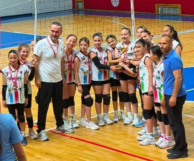 TKİ Tavşanlı Linyitspor voleybolda ilk iki sırayı aldı