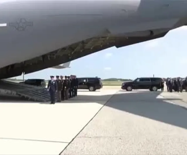 Törenle dover'de trump dört ABD askerinin tabutlarını karşıladı