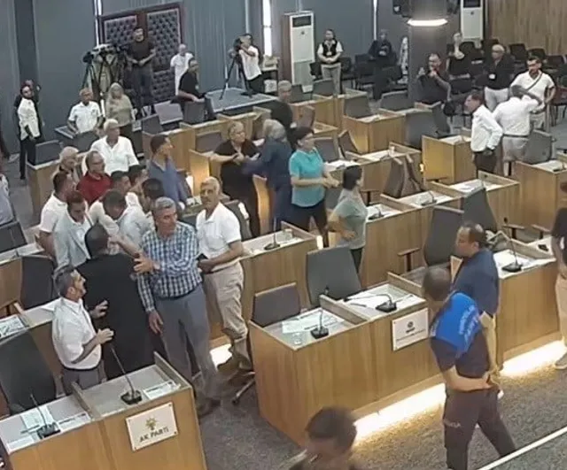 Toroslar belediye başkanının AK Partili meclis üyesinin üzerine yürüdüğü anlar kamerada