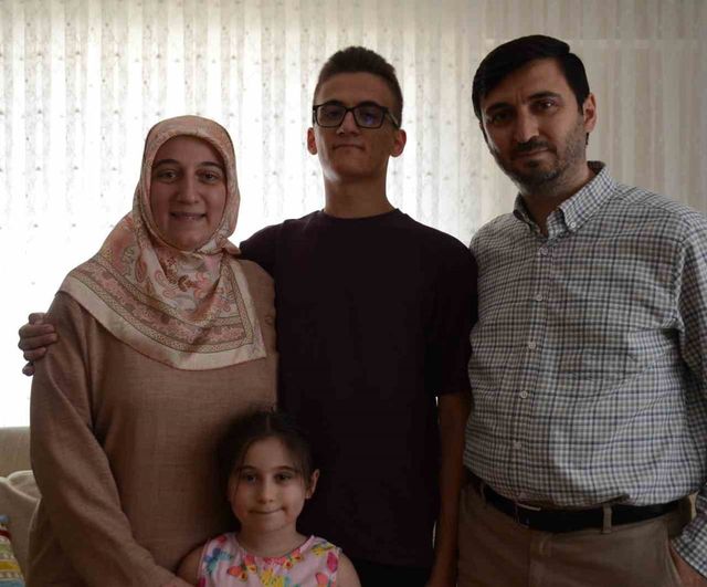 Torunuyla birlikte sınava giren dede torununun tam puanını ilk tebrik etti