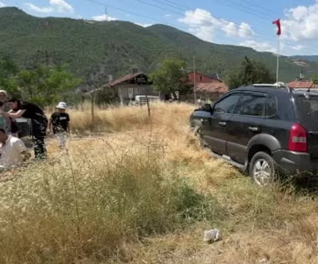 Tosya'da D100'de kontrol kaybı sonucu cip refüjdeki kaldırıma çarptı, 5 kişi yaralandı