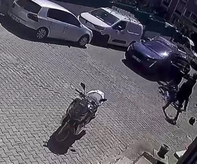 Trafik şiddeti İzmir'de kuryeyi yere serdi: sürücüye ağır yaptırım