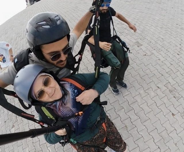 Türkan teyzenin Ali Dağı'nda paraşüt keyfi 'inşallah tansiyonumu yükseltmez' sözleriyle neşelendirdi