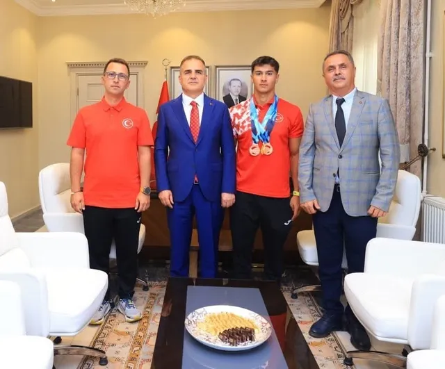 Vali Akbıyık, Köyceğizli dünya şampiyonu Karahan’ı altınla ödüllendirdi