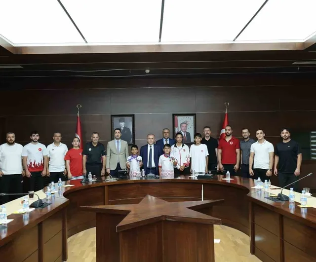 Vali Hatipoğlu, şampiyon sporcuları valilikte ağırladı