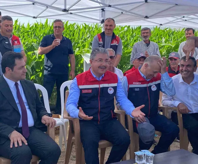 Valinin tarlada günü: biçerdöver kullanan vali üreticilerle hasatta buluştu