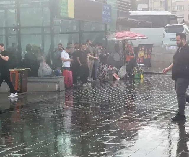 Yağışlı sabah İstanbul'u serinletti; trafik ve hazırlıksızlık öne çıktı