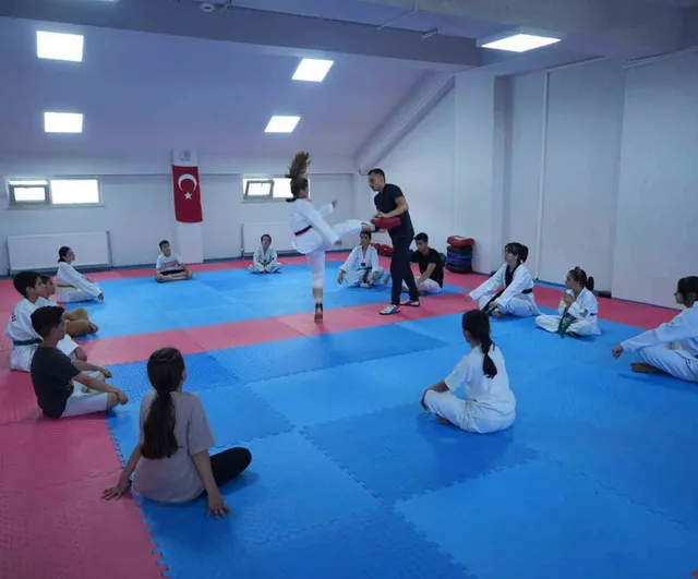 Yaz spor okullarında tekvando tutkusu Muş'ta artıyor