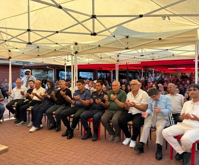 Yenice'de banklara karanfil bırakıldı: Tutku Burcu Köseoğlu için Kur'an-ı Kerim ve dualar