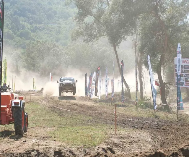 Yenice Off-Road Festivali'nde 62 araç zorlu parkurda yarıştı