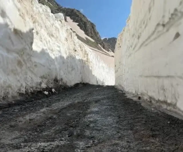 Yüksekova’da 8 metreyi aşan kar tünelleri: iş makinesi içinde kayboldu