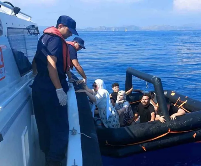 Yunanistan sahil güvenlik ekipleri 3’ü çocuk 8 düzensiz göçmeni Türk karasularına itti