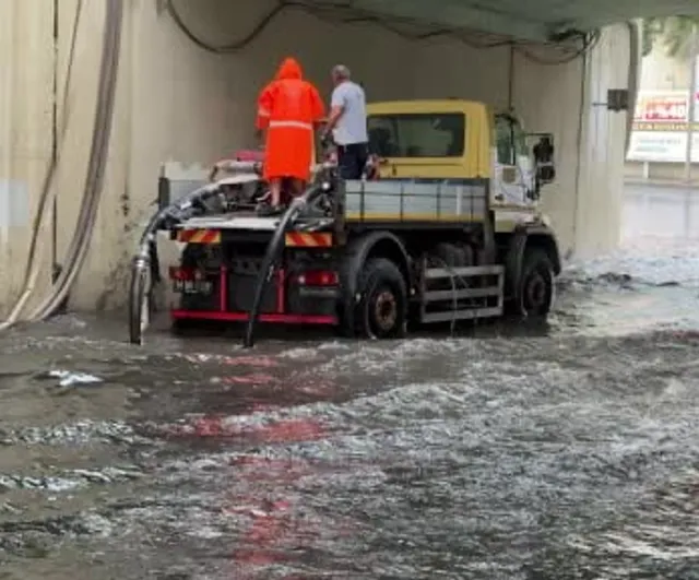 Zincirlikuyu alt geçidinde sağanak su baskınına yol açtı, tahliye çalışmaları sürüyor