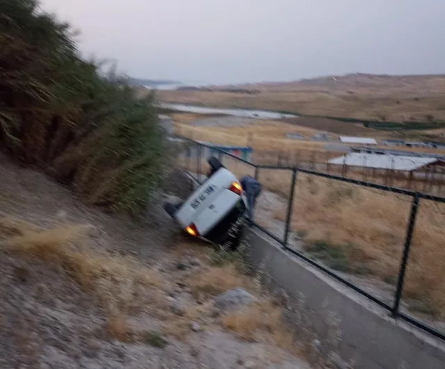 Adıyaman'da kontrolü kaybeden otomobil şarampole yuvarlandı; araçta hasar oluştu