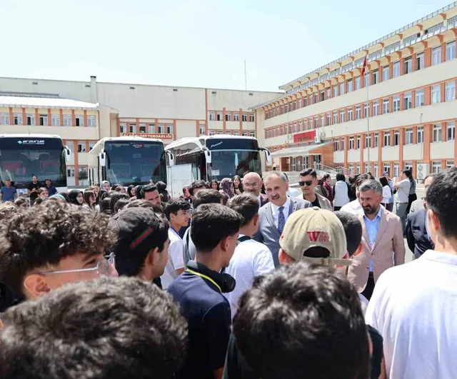 Ağrı'dan gençler Çanakkale ve Ankara'ya tarih yolculuğuna uğurlandı