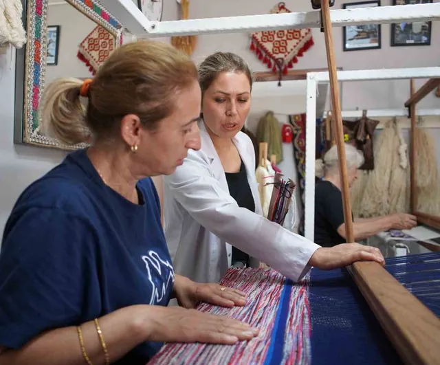 Aile yadigarı kilimle geleceğe dokuyan usta