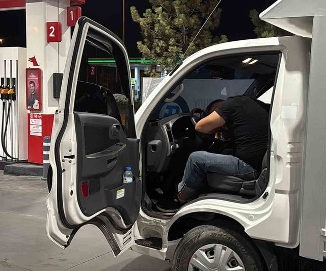 Akaryakıt pompasında direksiyona başını koyup uyuyan sürücü 2.33 promille yakalandı