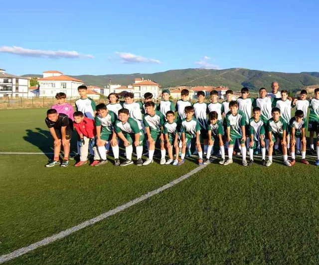 Akdağmadeni'nde genç futbolculara yaz döneminde malzeme desteği
