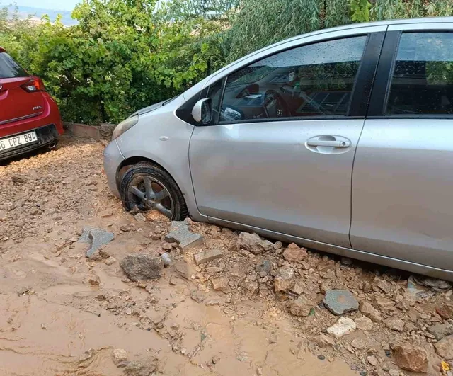 Akşam sağanağı Hekimhan'da yer yer taşkına yol açtı