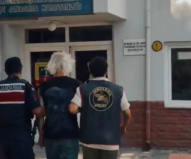 Aküsü biten motosikletini durağın arkasında bıraktı, jandarma hırsızı yakaladı