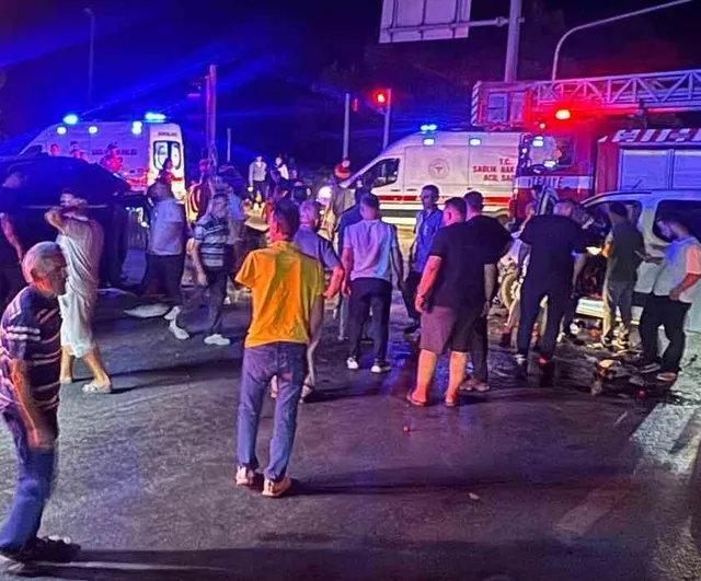 Akyazı'da çarpışma sonrası suv yan yattı: bebek dahil 7 yaralı