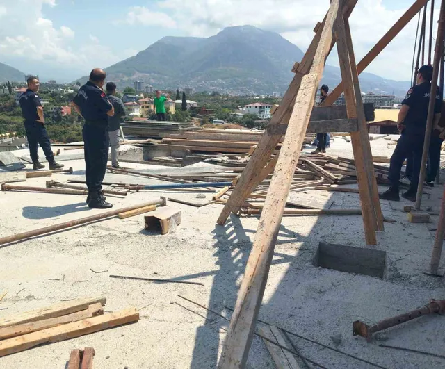 Alanya'da canlı yayınla intihar girişimi: eşini ve kayınvalidesini bıçakladı