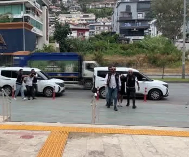Alanya'da döviz bürosunda boğuşma: 400 bin lira polis kontrolünde