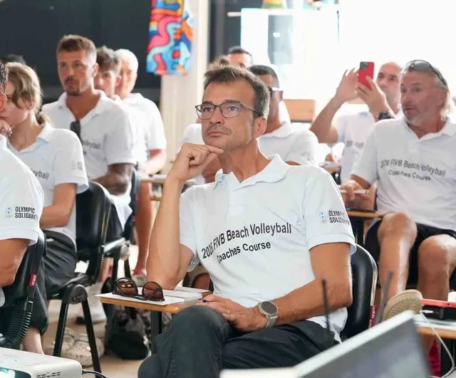 Alanya'da FIVB plaj voleybolu antrenörleri yeni döneme hazırlanıyor