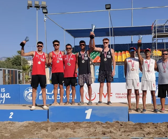 Alanya'da genç yetenekler ve profesyoneller sahne aldı: plaj voleybolu şampiyonları belli oldu