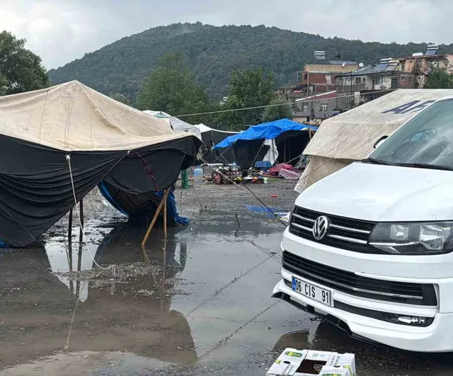 Alaplı'da sağanak çadırları su altında bıraktı, işçiler yardım bekliyor