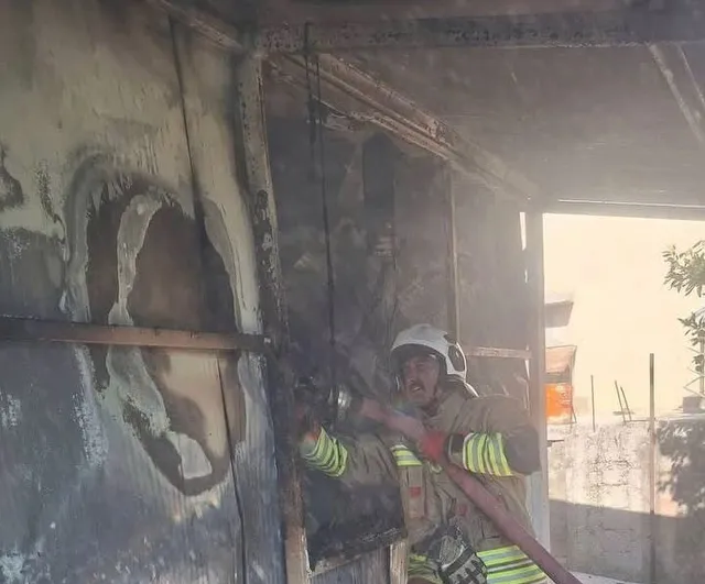 Altınözü'nde konteyner yangını ekiplerin hızlı müdahalesiyle söndürüldü