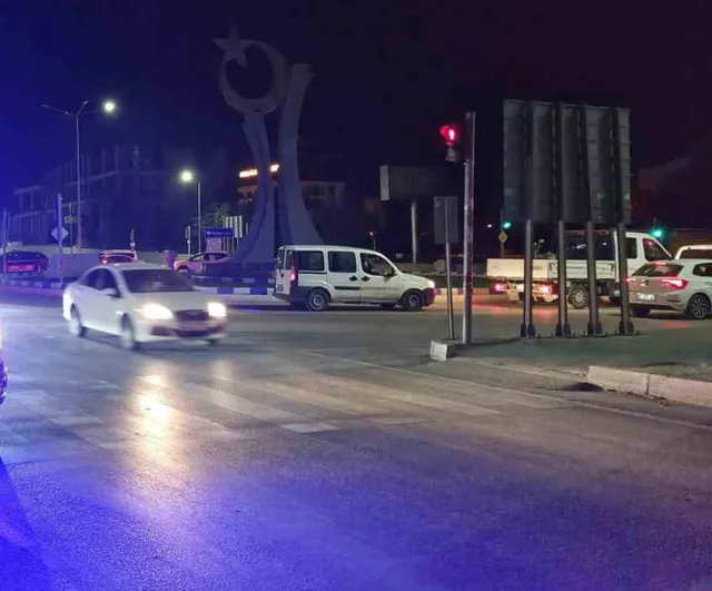 Altınşehir kavşağında hakimiyet kaybı: motosiklet devrildi, sürücü yaralandı