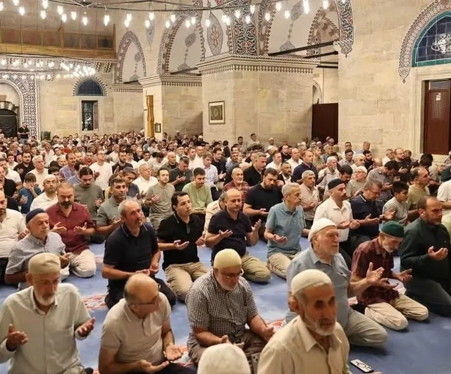 Amasya'da mevlid kandili coşkusu: camiler dualarla doldu