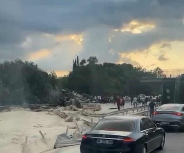 Anadolu Otoyolu'nda kum yüklü tırın devrilmesi Sapanca geçişinde trafiği aksattı
