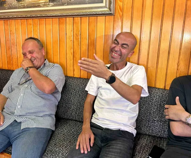 Ankara'nın gülüşü: taksideki Adem Kaya Kemal Sunal'ın 'gülen adam'ını anımsatıyor