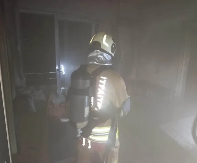 Antakya Zülüflühan'da ev yangını ekiplerin müdahalesiyle can kaybı olmadan kontrol altına alındı