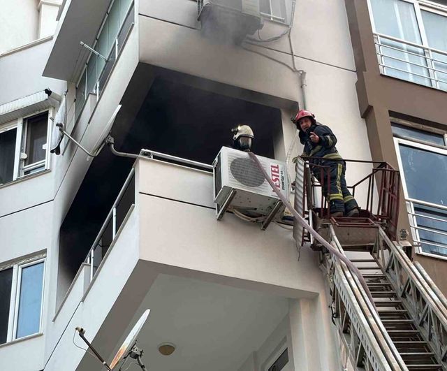 Antalya'da kilitli kapı engeli: 3. kat dairesi yangında kullanılamaz hale geldi