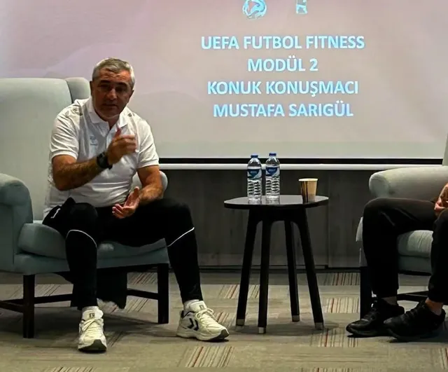 Antrenör adaylarıyla tecrübelerini paylaşan Sarıgül, futbolda uygulamalı ipuçları verdi