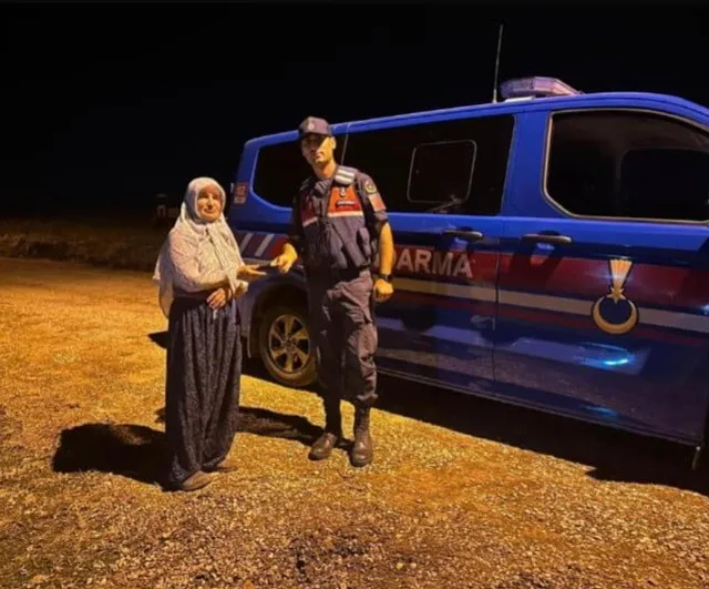 Arama çalışması sonuç verdi: jandarma Bozüyük'te kayıp telefonu sahibine teslim etti