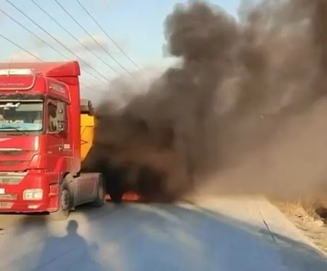 Arnavutköy'de aniden büyüyen dorse yangını itfaiye tarafından söndürüldü