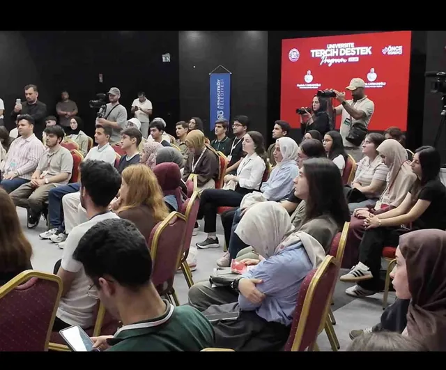 Arnavutköy'de gençlere tercih yol haritası: Önce Öğrenci iş birliğiyle destek programı başladı