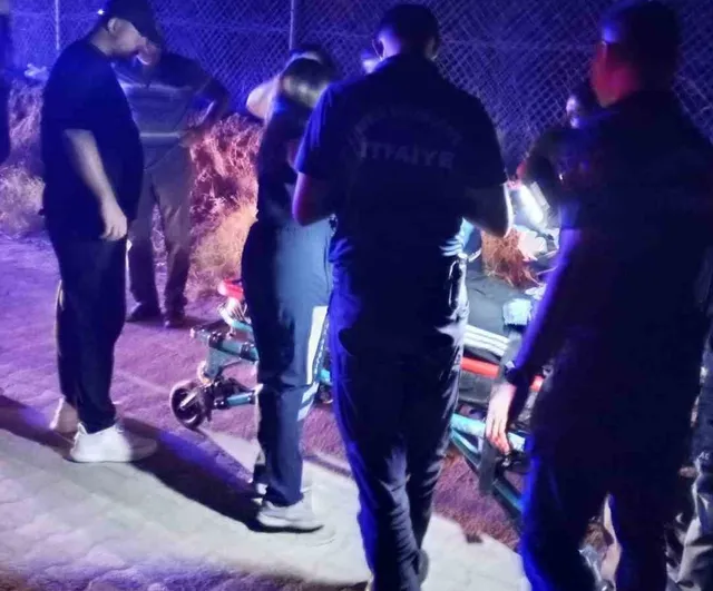 Aydın Efeler'de devrilen ticari araçta mahsur kalan sürücü ekiplerin müdahalesiyle kurtarıldı